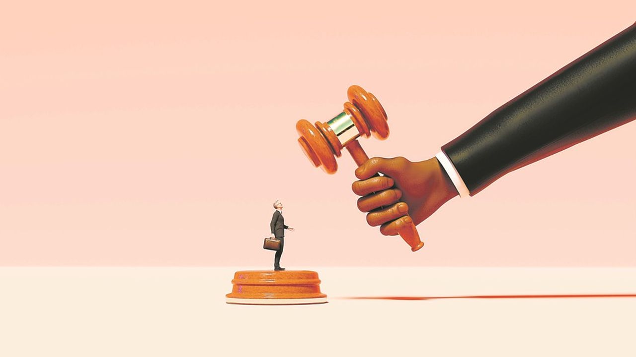 Illustration : une main en robe tient un maillet de justice au-dessus d un dirigeant d entreprise