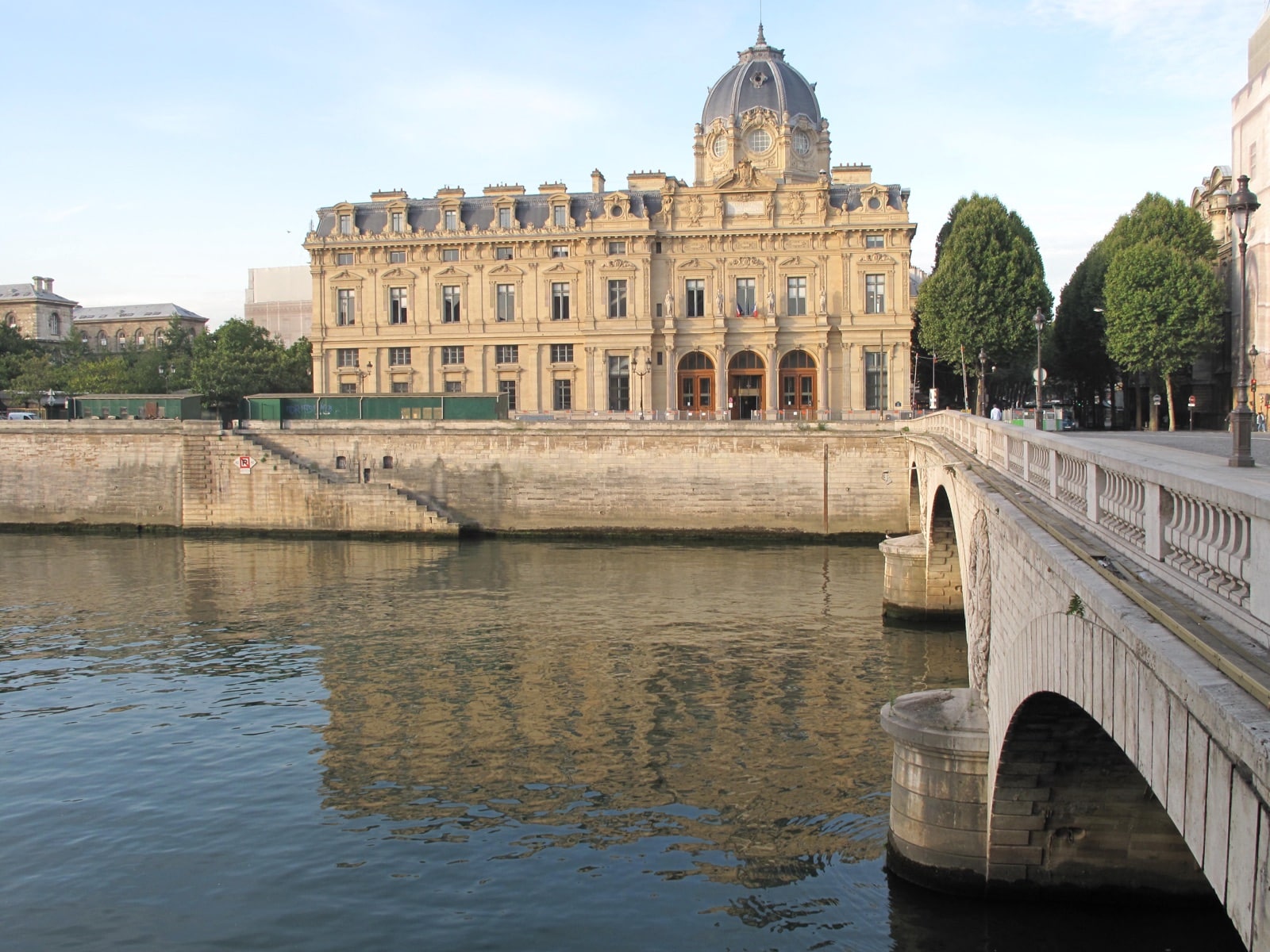 Le Tribunal de commerce de Paris vu depuis la Seine, sur l'île de la Cité